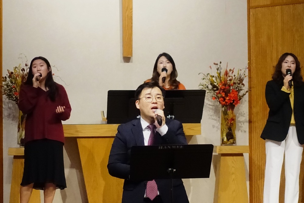 Hanmee PC-Thanksgiving Service-112325-04-Praising God.jpg